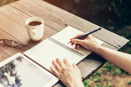Skriv en känslomässig dagbok för att lyfta ditt humör