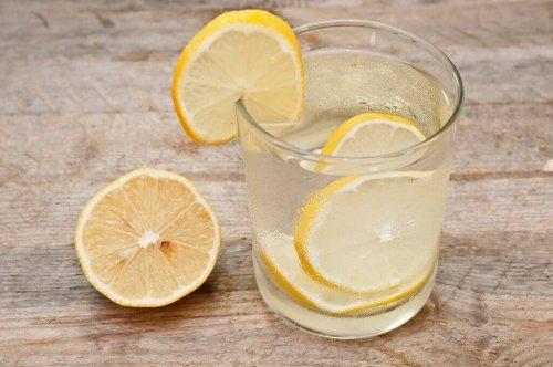 Drick vatten med citron på fastande mage
