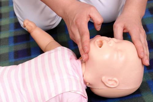 Det finns tekniker för hur man gör för att återuppliva en baby