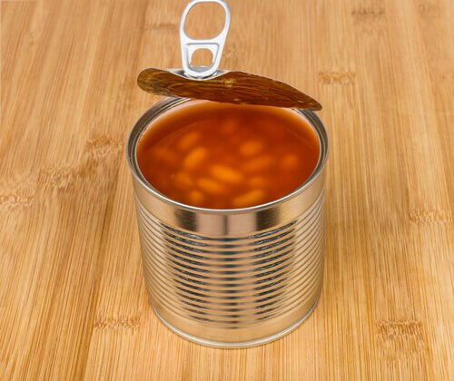 Bakade bönor i konservburk.