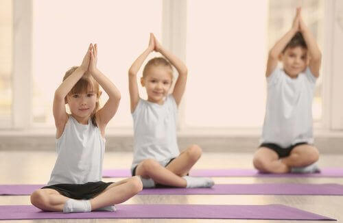 Barn som utför yoga.