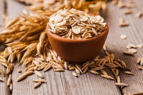 Havregryn i en liten skål.