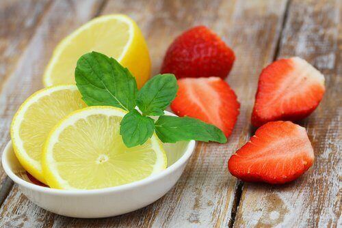 Citron och jordgubbar innehåller många näringsämnen