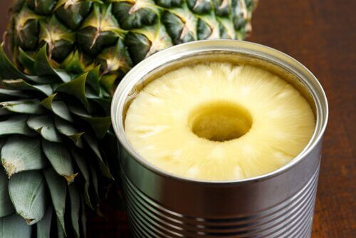 Konserverad frukt ananas.