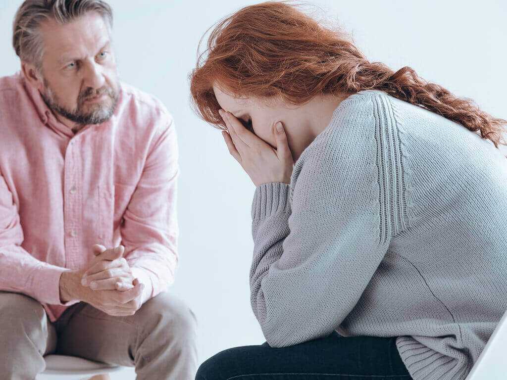 Kvinna som pratar med psykolog.