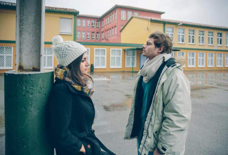 Man och kvinna utomhus.