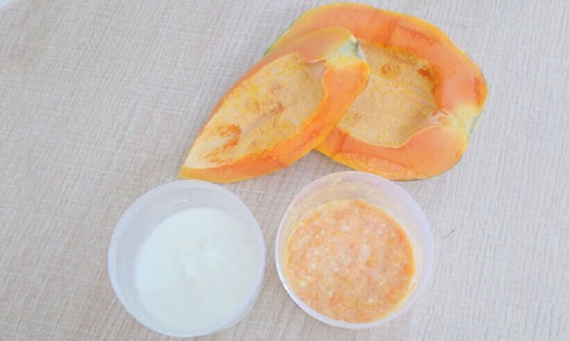 Papaya och naturlig yoghurt.