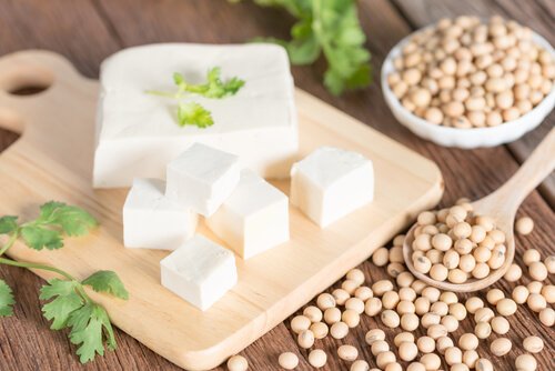 Tärnad tofu på skärbräda.