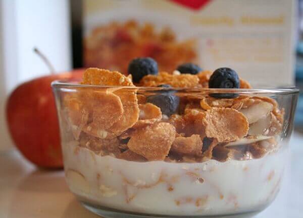 Yoghurt med flingor till frukost.