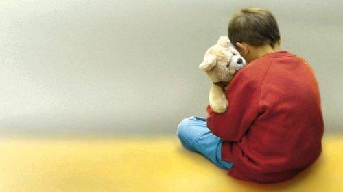 barn med autism och teddy
