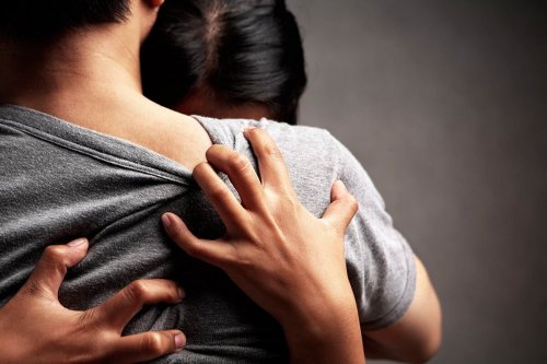 Kvinna klamrar sig fast vid man