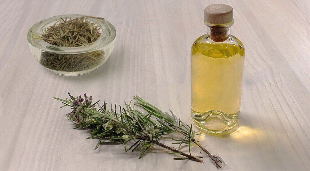 Flaska och rosmarin.