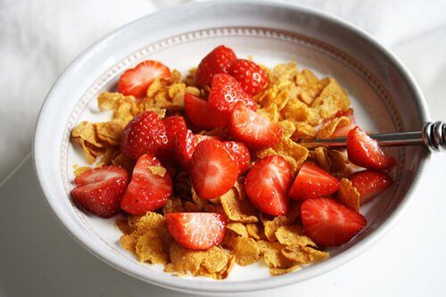hälsosamma frukostar med flingor för barn