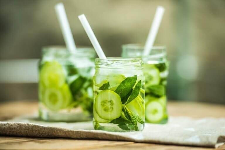 Gurkjuice i glas