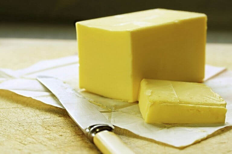 Kniv och skivad margarin.