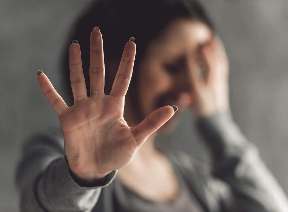 Kvinna som sträcker fram hand.