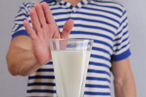 Man som ska ta ett glas.