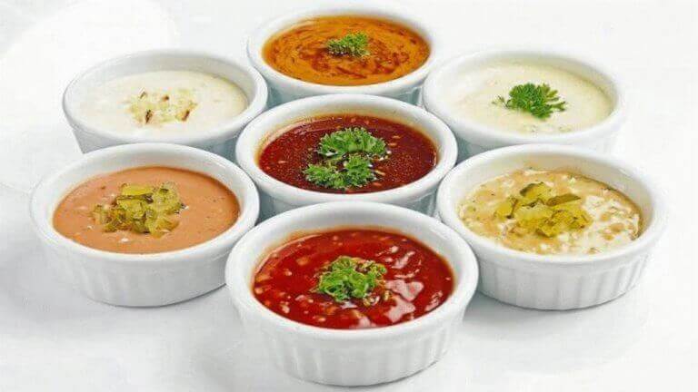 Olika typer av såser med kryddor.