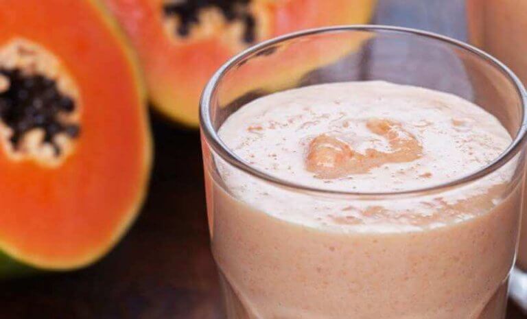 Förbättra matsmältningen med papaya och mandelmjölk. Tillred en god smoothie med detta recept.