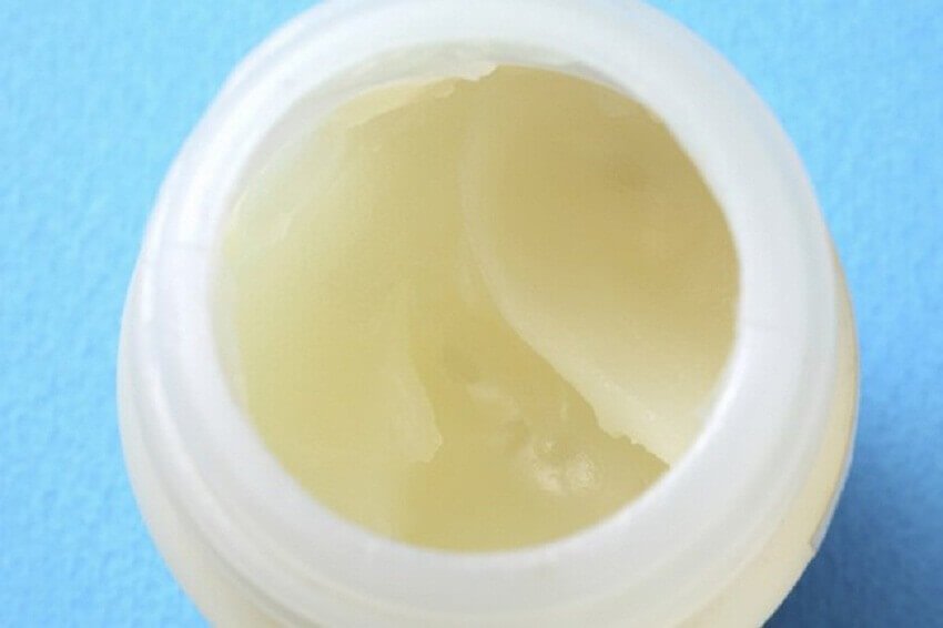 Behandlingar för tjocka ögonbryn med vaselin.