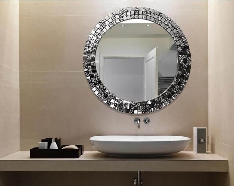 Speglar i badrummet