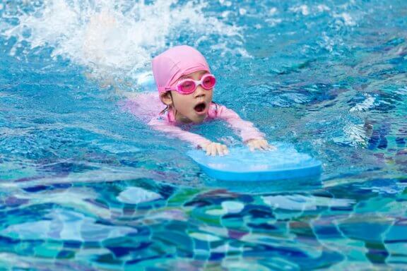 De bästa tipsen för att lära barn att simma