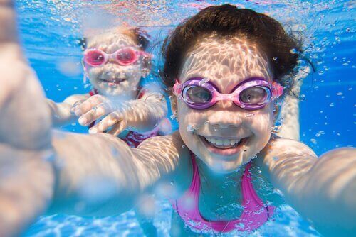 Instruktioner för att lära barn att simma.