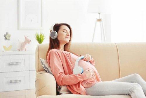 Göra bebisen lycklig under graviditeten med musik