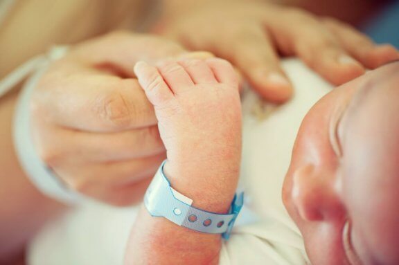 Bebis med armband.
