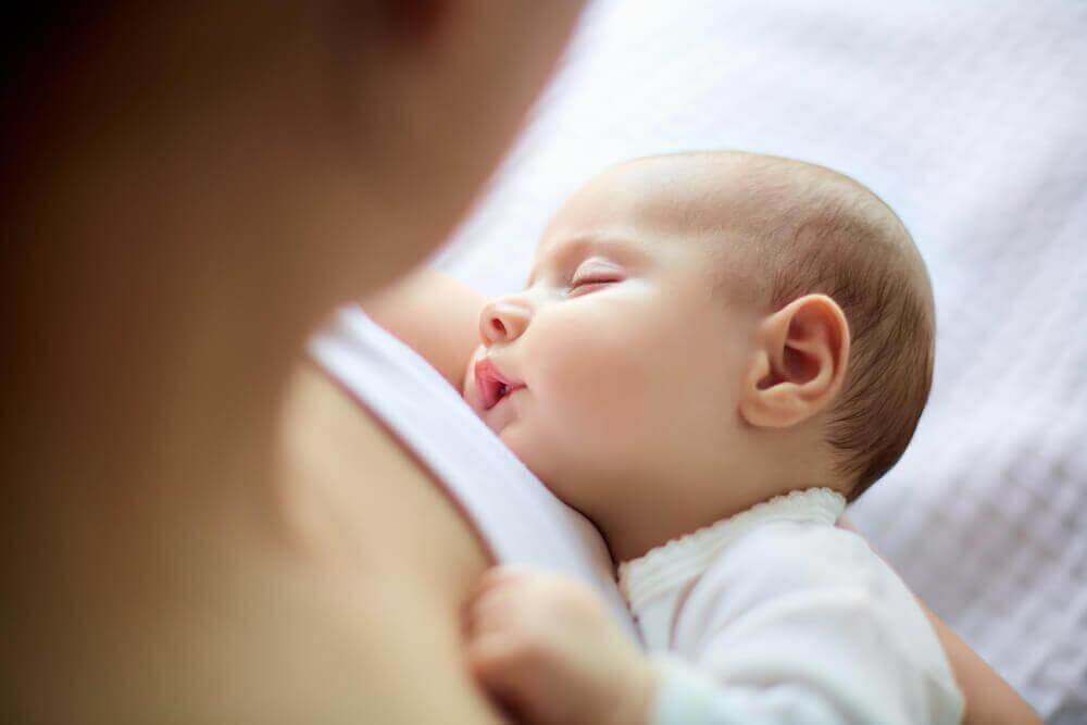 Varför bebisar sover bäst bredvid sina mammor