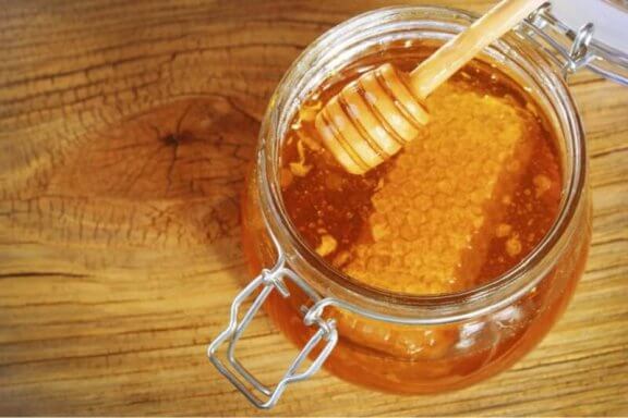 Honung i burk för att lindra magkatarr