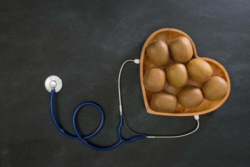 Kiwi i hjärtformad skål.