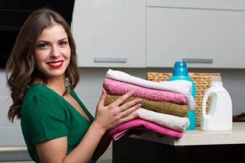 Hur du gör ett naturligt tvättmedel för dina handdukar