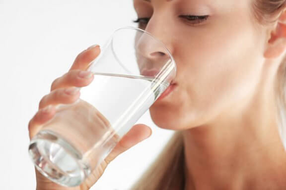 Att dricka vatten hjälper mot torra läppar