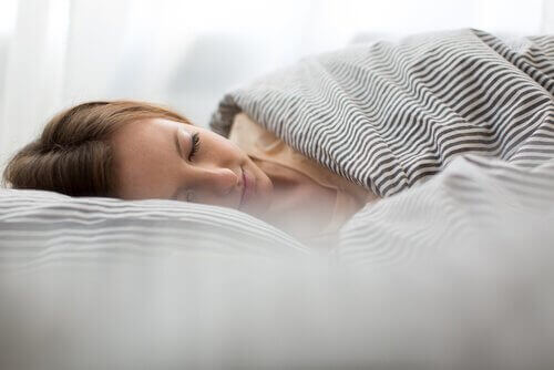 Kvinna som sover.