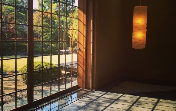 Natur utanför japanskt hus.