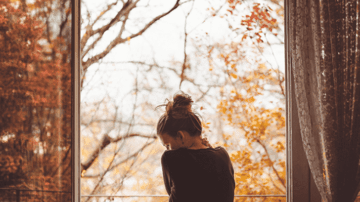 Kvinna vid fönster