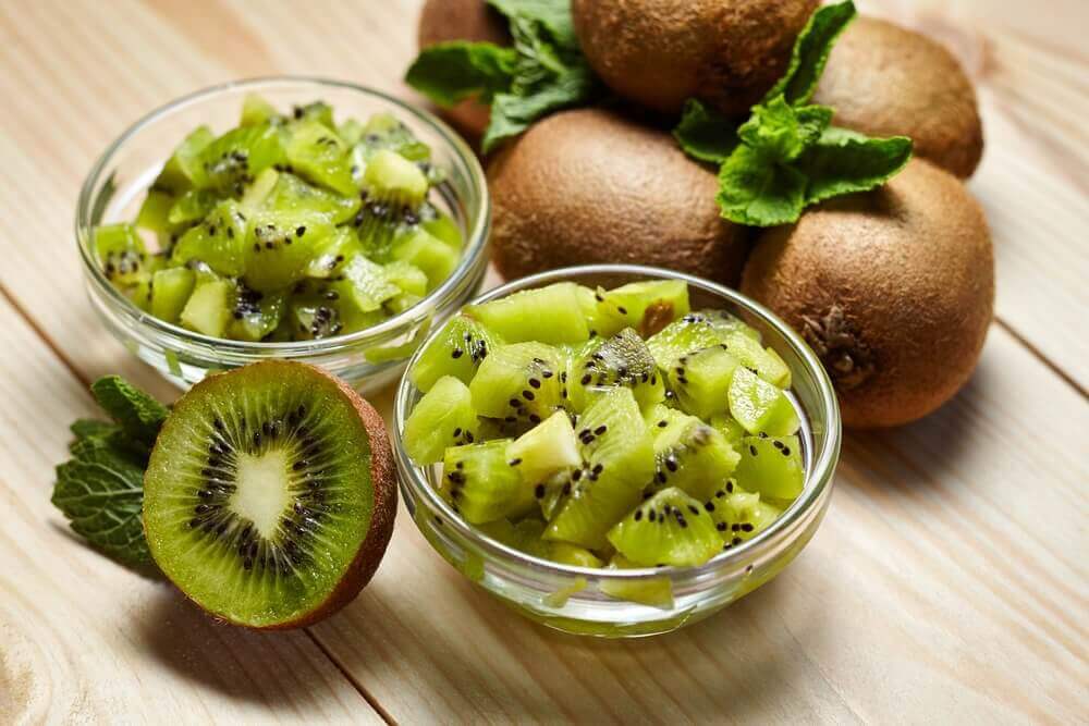 Tärnad kiwi i skål.