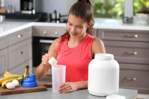 Kvinna gör proteinshakes
