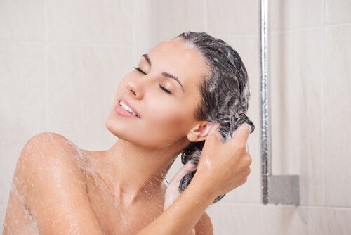 Kvinna tvättar håret