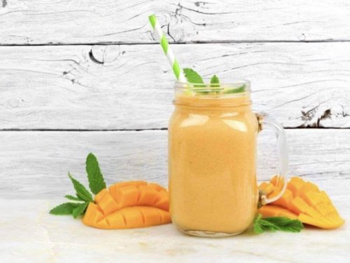 Gör en mangosmoothie