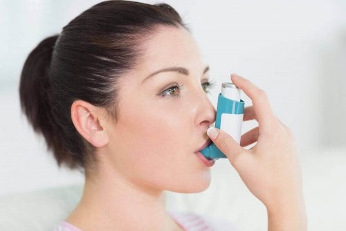 Person använder inhalator