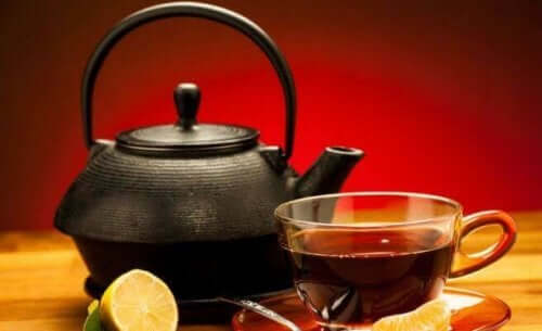 Svart te med citron