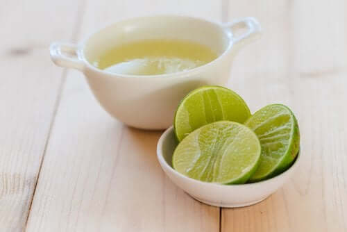 Citronjuice och skivad citron.