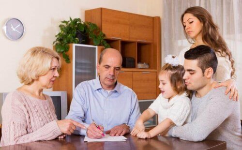 Familj som gör upp en budget.