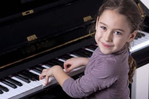 Flicka som spelar piano.