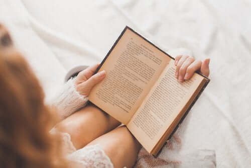 Kvinna som läser bok.