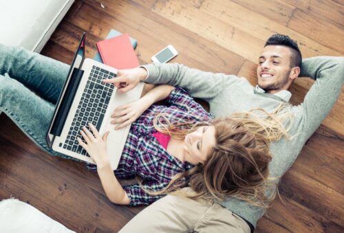 Man och kvinna med laptop.