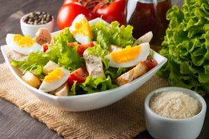 Tre varianter på sallad med ägg som du kommer älska