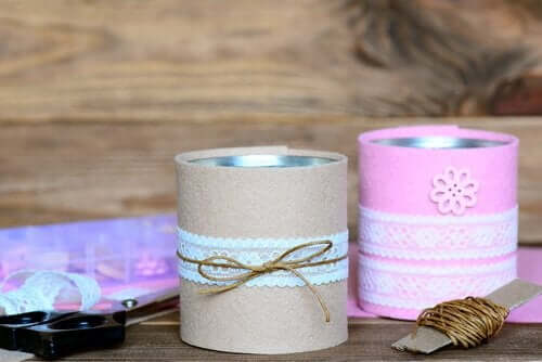 Bordsdekorationer av gamla burkar